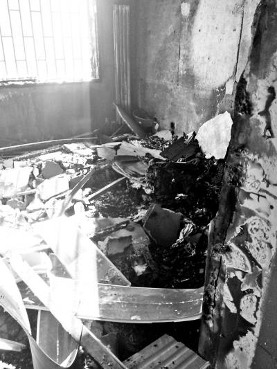郑州男子洗澡时床头充电手机爆炸起火 烧毁整个房间