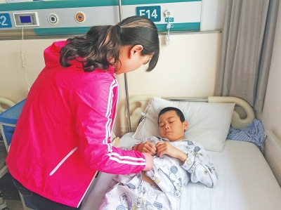 延津10岁男孩患重病 母亲为割肝救子每天跑10余公里