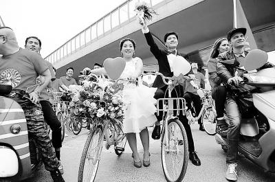 小伙用50辆共享单车迎娶新娘 网友：省下钱来制造更多浪漫