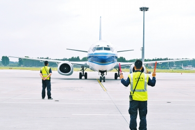 国内最后一架波音737-300客机昨日在新郑机场退役
