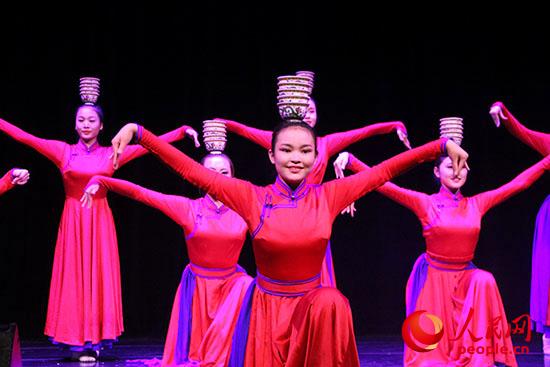 内蒙古艺术学院舞蹈演员表演的群舞《祝福》拉开了“草原之声”演出的帷幕。