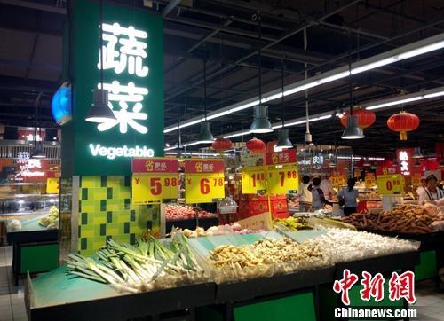 超市里的蔬菜区。<a target='_blank' href='http://www.chinanews.com/' _fcksavedurl='http://www.chinanews.com/' >中新网</a>记者 李金磊 摄